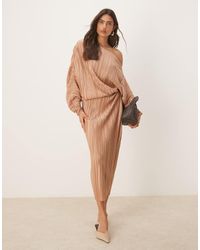 ASOS - Plissé Midi-Jurk Met Afhangende Schouder En Lange Mouwen - Lyst