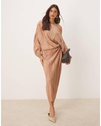 ASOS - Robe mi-longue plissée à épaules tombantes et manches longues - caramel - Lyst