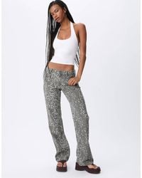 Stradivarius - Pantaloni Kaki Dritti Con Stampa Leopardata - Lyst