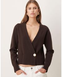 Mango - Gilet cache-cœur en maille compacte à bouton doré - marron - Lyst