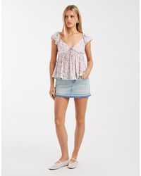Hollister - Y2k Mini Denim Skort With Frayed Hem - Lyst