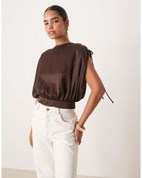 ASOS - Gedrapeerde Top Van Satijn Met Gerimpelde Schouder - Lyst