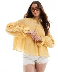 ASOS - Top A Maniche Lunghe Stile Grembiule Color Senape Stropicciato Allacciato Sul Collo E Con Volant - Lyst