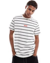 Levi's - T-shirt vestibilità comoda bianca a righe con logo centrale - Lyst