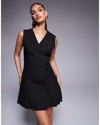 Kaiia - Exclusivité - - robe sans manches coupe courte et ajustée avec ourlet plissé et boutons à l'avant - Lyst