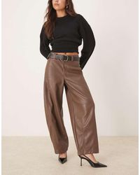 ASOS - Pantalones Marrones De Pernera Barrel Con Detalle De Costuras De Cuero Sintético De - Lyst