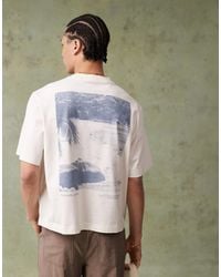 Abercrombie & Fitch - T-Shirt Bianca Taglio Corto Con Stampa "Destination" Sul Retro - Lyst