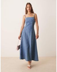 ASOS - Vestido Vaquero Midi Azul De Corte Evasé Y Tirantes Con Lavado Medio De Denim Suave De - Lyst