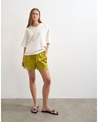 TOPSHOP - Mini-short trapèze en satin effet froissé avec bordures en dentelle - chartreuse - Lyst