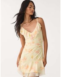 Stradivarius - Robe courte en tulle imprimé à volants - doré - Lyst
