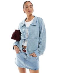 ONLY - Chaqueta Vaquera Azul Claro Estilo Camisa Guateada Con Lazadas Delanteras Y Detalle De Volantes En Las Solapas De - Lyst