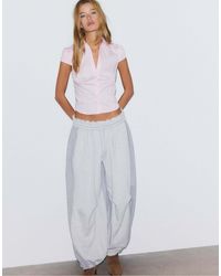 Stradivarius - – kurzärmlige, figurbetonte hemdbluse - Lyst