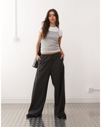 Weekday - Pantalon ample à fines rayures avec taille élastique - foncé - Lyst