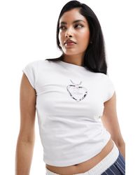 ASOS - T-shirt corta avorio con stampa con medaglione a forma di cuore - Lyst