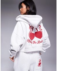 Kaiia - Petite - studio - sweat à capuche zippé court d'ensemble en coton majoritaire à imprimé cerise au dos - chiné et rouge - Lyst