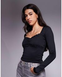 ASOS - Top Van Gladde Stof Met Kanten Rand, Vierkante Hals, Gerimpelde Voorkant En Lange Mouwen - Lyst