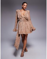 ASOS - Vestido Corto Drapeado En La Parte Delantera Con Hombros Muy Marcados De Terciopelo Y Lentejuelas De -Neutro - Lyst
