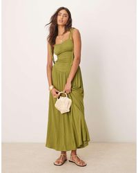 ASOS - Midi Jurk Van Kreukelstof Met Gesmokt Lijfje En Gestrikte Cami-Bandjes - Lyst