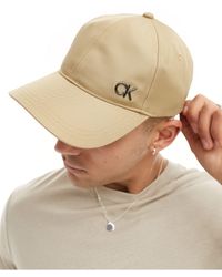 Calvin Klein - Saffiano - cappellino con visiera color travertino con "ck" - Lyst