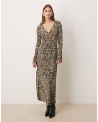 Mango - Robe mi-longue plissée à imprimé léopard avec col v et manches longues - Lyst