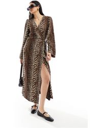 Pieces - – midi-wickelkleid mit weiten ärmeln und leopardenmuster - Lyst