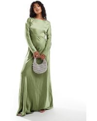 Six Stories - L'invitée - robe longue satinée à manches longues avec dos bénitier - mousse - Lyst