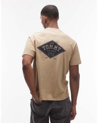 Tommy Hilfiger - T-Shirt Stile College Color Cuoio Con Stampa Grafica Sul Retro - Lyst