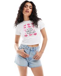 Pieces - T-shirt corta e stretta bianca con stampa "kisses cowboys and martinis" - Lyst