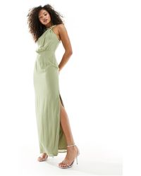 Pretty Lavish - Vestito lungo da damigella color oliva con scollo drappeggiato - Lyst