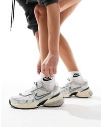 Nike - Zapatillas De Deporte Blancas Y Plateadas V2K Run De - Lyst