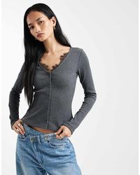 ASOS - Top Met Lange Mouwen, V-Hals En Zwarte Kanten Rand - Lyst