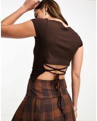 Cotton On - Top corto marrón oscuro con espalda abierta y detalle anudado - Lyst