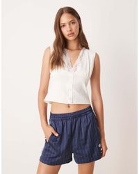 ASOS - Top Escotado De Estilo Mesonera Con Detalle De Botones Y Ribete De Encaje De - Lyst