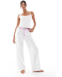 Cotton On - Pantalones De Pijama Blanco De Pernera Ancha Con Estampado De Florecitas De Franela De Cotton On - Lyst