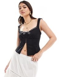 Bershka - Top a corsetto con profili bianchi a contrasto - Lyst