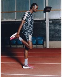 adidas Originals - Adidas running – own the run – t-shirt mit schwarzem muster - Lyst