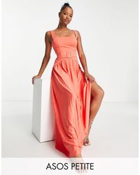 ASOS - Asos design petite - robe longue plissée à taille basse et encolure carrée avec ceinture - corail chaud - bpink - Lyst