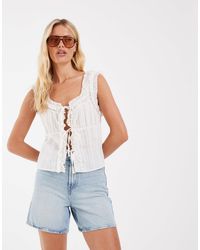 Object - Top caraco brodé style milkmaid avec volant, lien devant, crème - Lyst