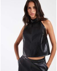 ASOS - Getailleerde Top Van Imitatieleer Met Halternek En Uitsnijding - Lyst