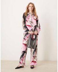 Vila - Chemise d'ensemble en satin imprimé abstrait - rose - Lyst