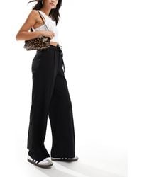 Stradivarius - Broek Met Wijde Pijpen En Strikriem - Lyst