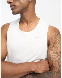 Nike - Camiseta blanca sin mangas dri-fit miler - Lyst