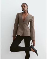 ARRANGE - Strong Shoulder Collarless Cinched Waist Blazer - Lyst