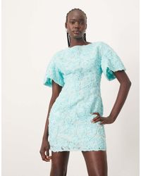 ARRANGE - Vestido Corto Estilo Camiseta Con Bordado Floral En Relieve De - Lyst