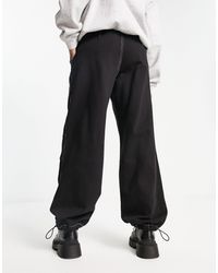 Bershka - Pantaloni parachute di jeans neri con cuciture a contrasto - Lyst