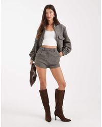 4th & Reckless - Mini-short d'ensemble ajusté avec pinces à l'avant en aspect laine à carreaux et chevrons - marron - Lyst