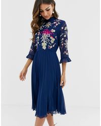 ASOS Vestito midi a pieghe ricamato con maniche svasate blu navy
