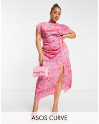 ASOS - Asos design curve - robe froncée longue en satin imprimé fleuri à mancherons avec boutons sur le côté - rose - Lyst