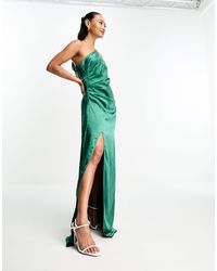Pretty Lavish - Vestido largo verde asimétrico y fruncido - Lyst