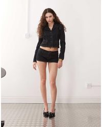Lioness - Minifalda Pantalón Muy Corta Vaquera Con Lavado Oscuro Y Pespuntes En Contraste De (Parte De Un Conjunto)-Azul - Lyst